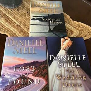 Novel Set - Accidental Heroes, Lost and Found, The Wedding Dress
Danielle Steel